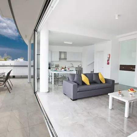 Olive Bronze, Luxurious 2bdr With Pool, Close To Strip And