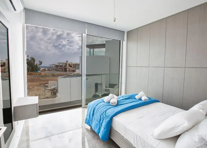 Olive Bronze, Luxurious 2bdr With Pool, Close To Strip And