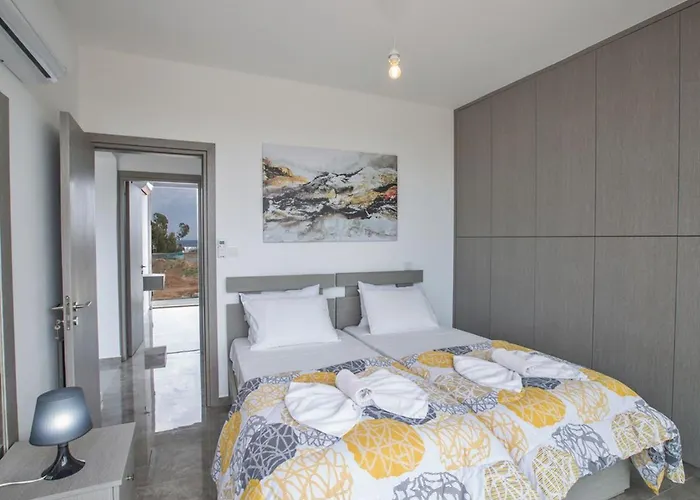 Olive Bronze, Luxurious 2bdr With Pool, Close To Strip And