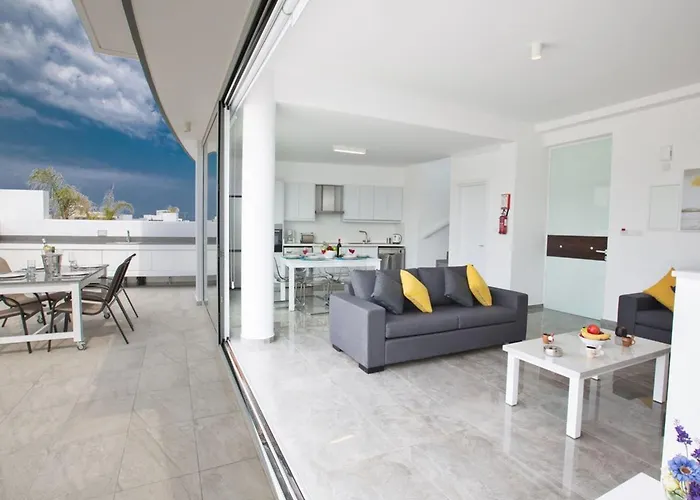 Olive Bronze, Luxurious 2bdr With Pool, Close To Strip And