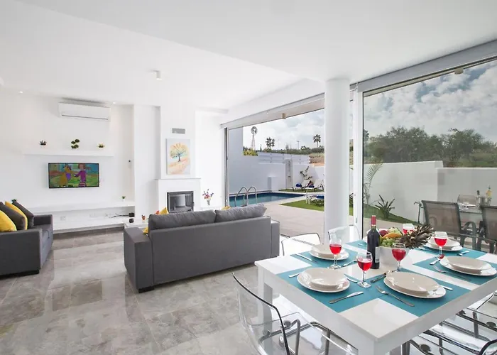 Olive Bronze, Luxurious 2bdr With Pool, Close To Strip And 빌라