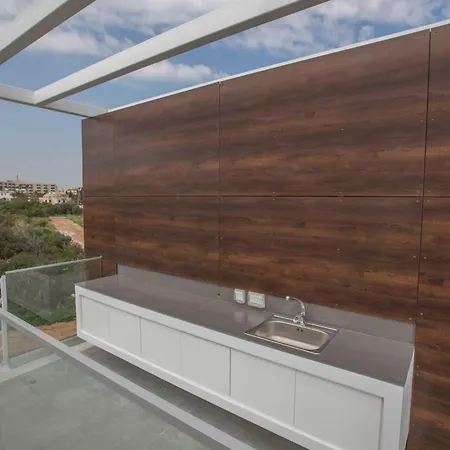 Olive Bronze, Luxurious 2bdr With Pool, Close To Strip And Protaras