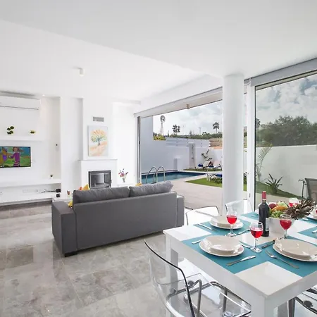 Olive Bronze, Luxurious 2bdr With Pool, Close To Strip And Villa