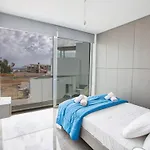Olive Bronze, Luxurious 2bdr With Pool, Close To Strip And
