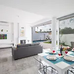 Olive Bronze, Luxurious 2bdr With Pool, Close To Strip And Villa