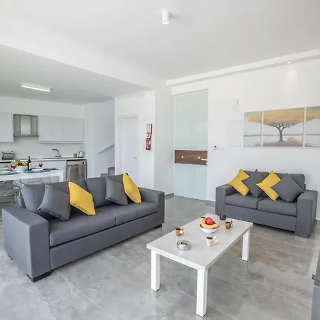 Olive Bronze, Luxurious 2bdr With Pool, Close To Strip And Villa Protaras