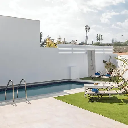 Olive Bronze, Luxurious 2bdr With Pool, Close To Strip And