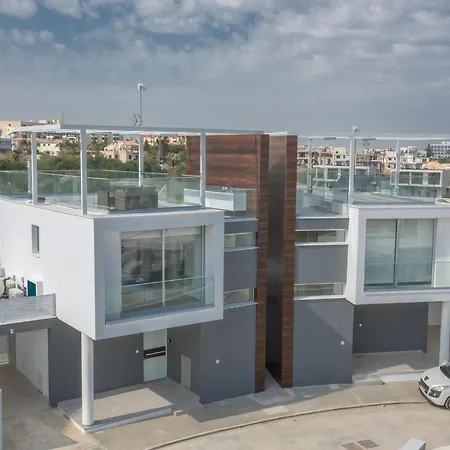 Olive Bronze, Luxurious 2bdr With Pool, Close To Strip And Villa