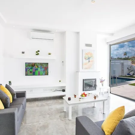 Olive Bronze, Luxurious 2bdr With Pool, Close To Strip And *