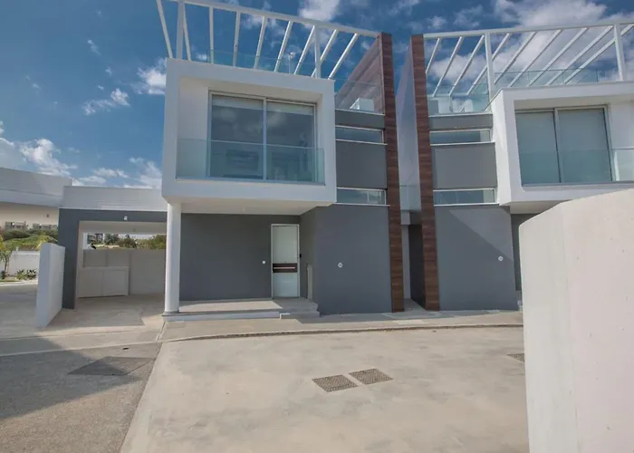 Olive Bronze, Luxurious 2bdr With Pool, Close To Strip And Villa *