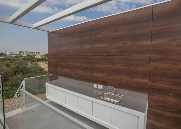 Olive Bronze, Luxurious 2bdr With Pool, Close To Strip And Protarász