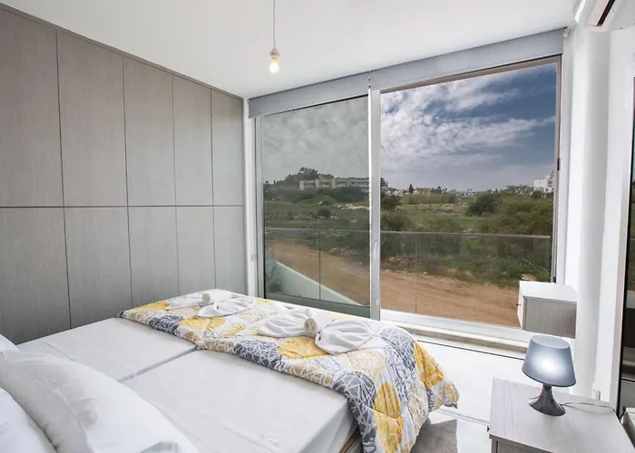 Olive Bronze, Luxurious 2bdr With Pool, Close To Strip And Protarász