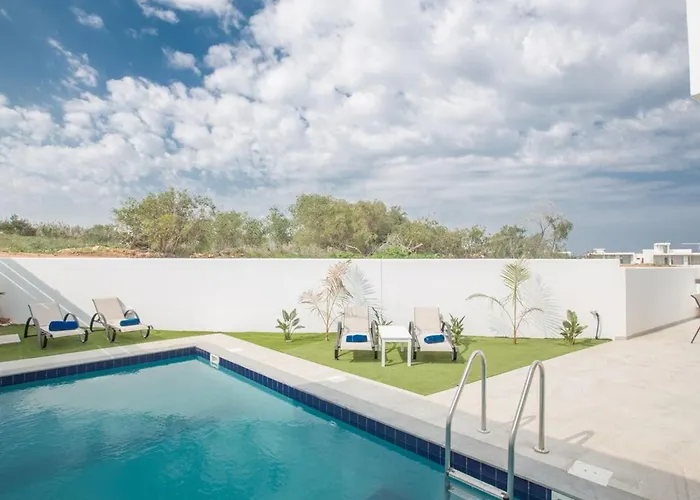 Villa Olive Bronze, Luxurious 2bdr With Pool, Close To Strip And Protarász