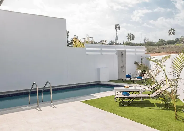 Olive Bronze, Luxurious 2bdr With Pool, Close To Strip And Villa Protarász