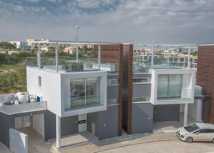 Olive Bronze, Luxurious 2bdr With Pool, Close To Strip And *