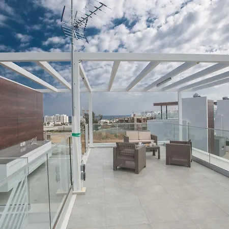 Olive Bronze, Luxurious 2bdr With Pool, Close To Strip And Villa Protaras